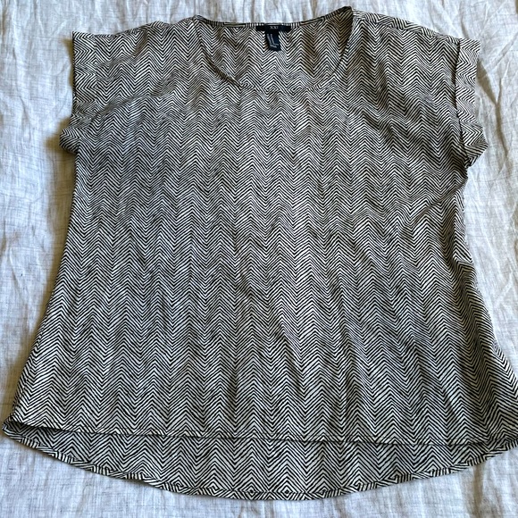 Forever 21 • Black & White Shortsleeved Blouse - Picture 5 of 9